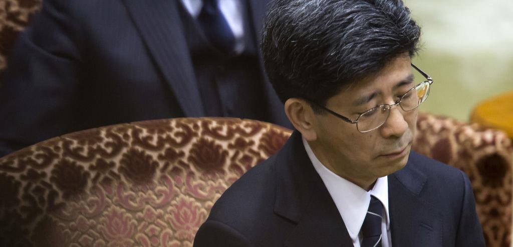 Former senior Finance Ministry official Nobuhisa Sagawa testifies in the Diet regarding his role in the Moritomo Gakuen scandal. (©Bloomberg/Getty Images)